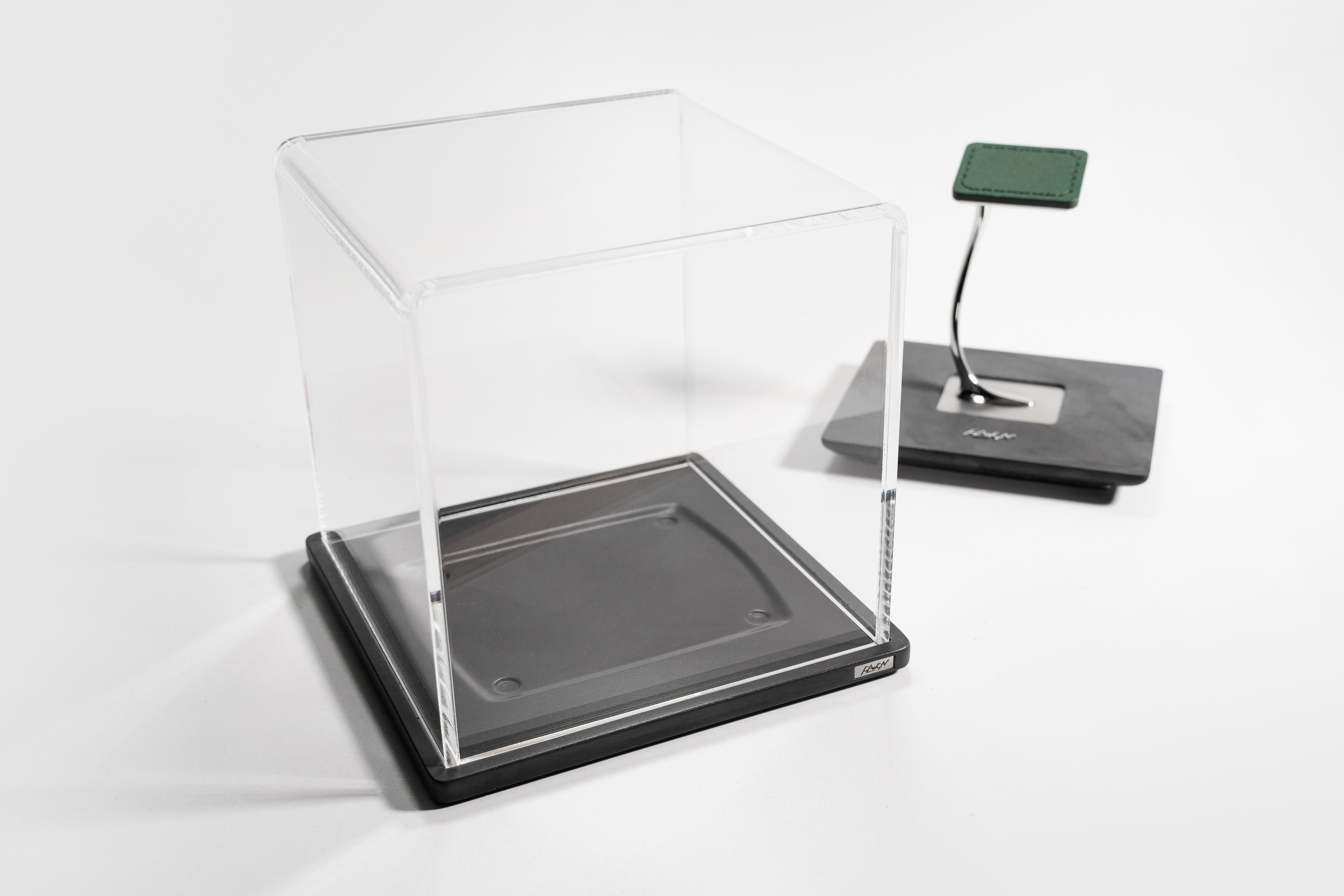 Plawoni LIVA Collector Case